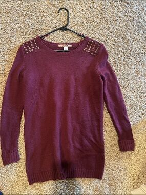 Women’s Stud-Shoulder Crewneck Sweater in Burgundy